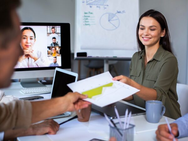 Webinár s motivovanými zamestnancami diskutujúcimi o podnikateľských stratégiách, vrátane obchodných zmlúv a LinkedIn konzultácií.